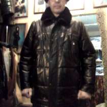 Продаю кожаный пуховик мужской,эксклюзивная дизайнерская вещ, в Барнауле