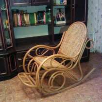 Кресло качалка в хорошем состоянии для отдыха и чтения книги, в Чапаевске