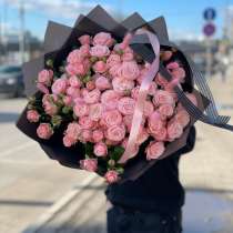 Букет нежных пионовидных роз с милыми и пушистыми сухоцветам, в Москве