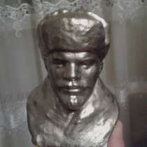 Бюст Ленина, в шапке ушанке, в Москве