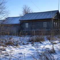 Крепкий бревенчатый дом в жилой деревне, на берегу реки,, в Угличе