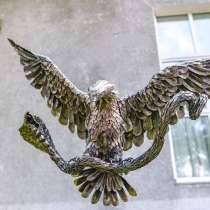Орел. убивающий кобру,-скульптура из металла, в Краснодаре