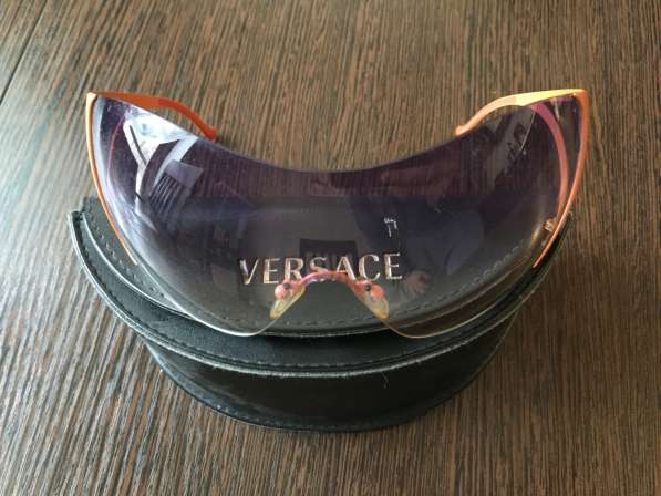 Продаём новые очки Versace Cameo. Торг в Сочи