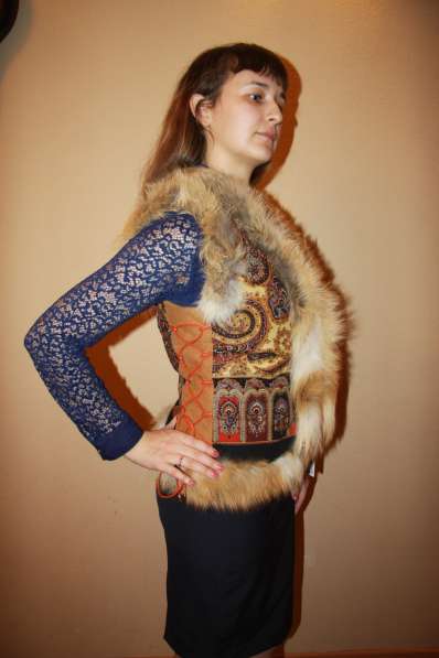 Женская жилетка из павлопосадского платка с натуральным мехо в Хабаровске