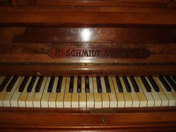 Старинное немецкое пианино R. SCHMIDT NEUKOLLN в Перми