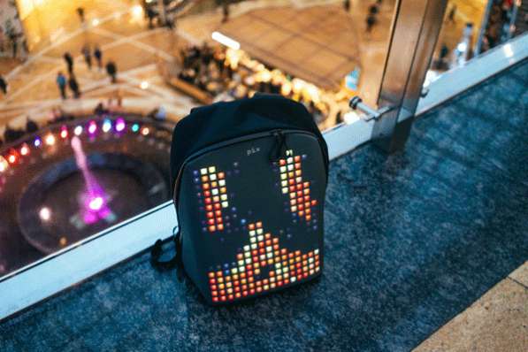 Рюкзак с LED-экраном — это один из трендов молодежной моды в фото 3
