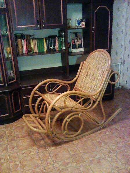Кресло качалка в хорошем состоянии для отдыха и чтения книги