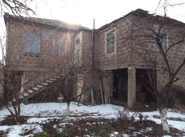 Двухэтажный каменный дом в Эчмиадзинe, 363 кв. м., частичный в фото 3
