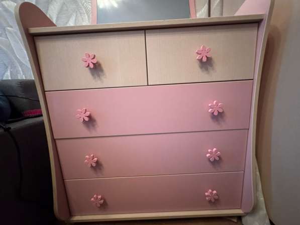 Детская фигурная мебель в нежно-розовом цвете в фото 6