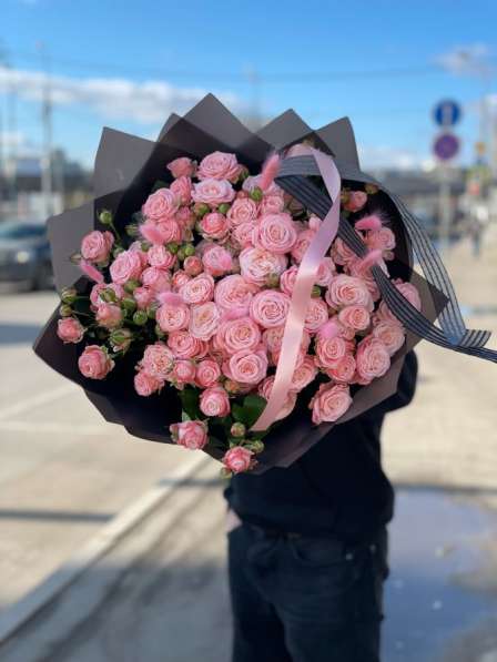 Букет нежных пионовидных роз с милыми и пушистыми сухоцветам