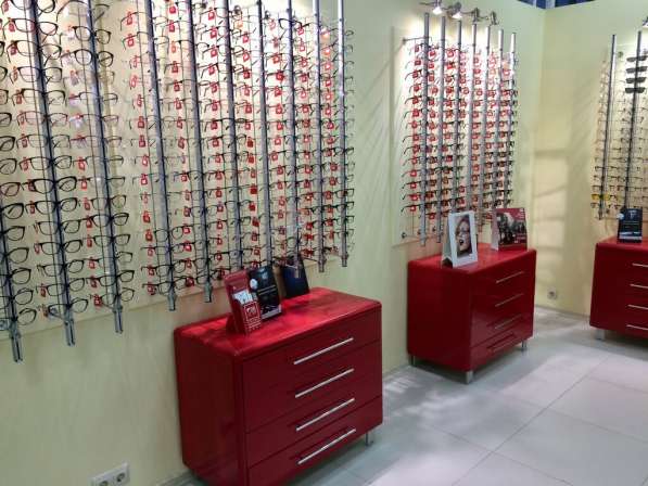 Требуется в оптику медицинский работник