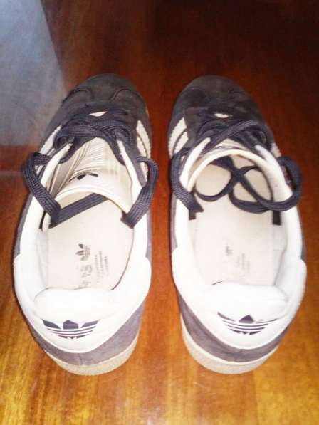 Продам бело-черные оригинальные кроссовки Adidas Gazelle в фото 3