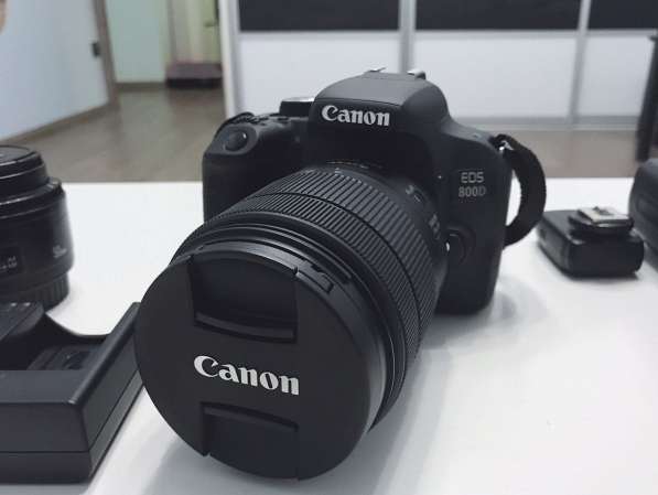 Фотокамера Canon 800D + 2 объектива + вспышка + год гарантии в 