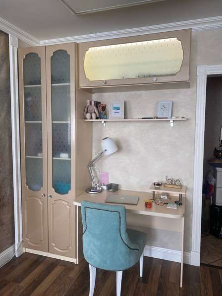 Письменный стол с подвестными полками