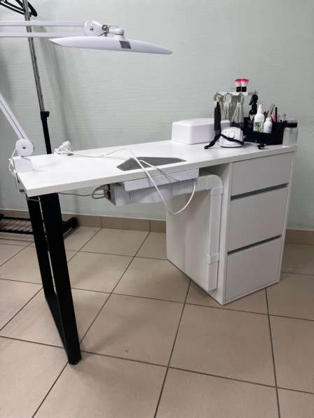 Маникюрный стол