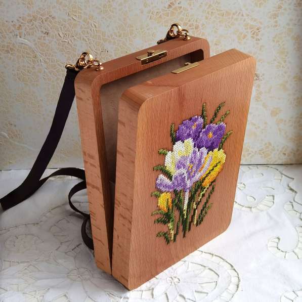 Авторский клатч из дерева с ручной вышивкой в Москве фото 5