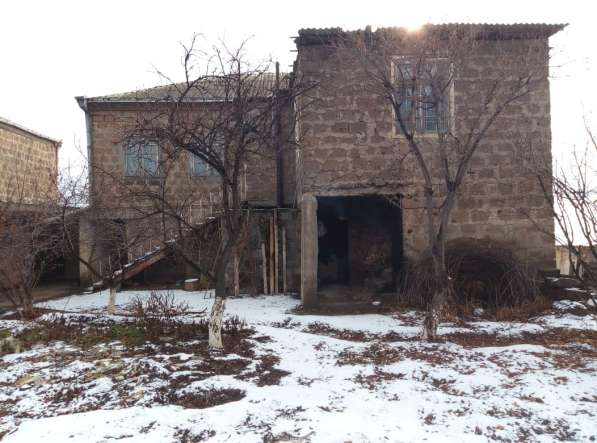 Двухэтажный каменный дом в Эчмиадзинe, 363 кв. м., частичный в 