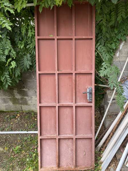Металлическая дверь с оконной рамой-решеткой
