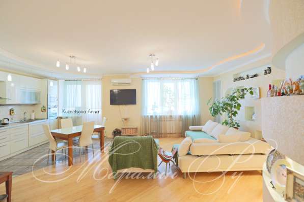 Продам многомнатную квартиру в Ростов-на-Дону.Жилая площадь 175 кв.м.Этаж 10.Дом кирпичный.