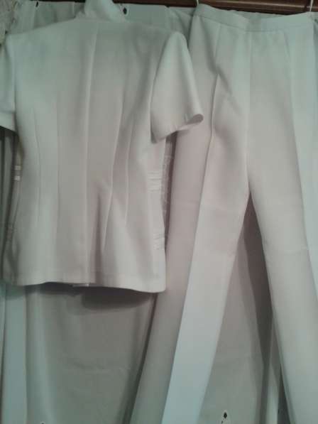 Комплект пиджак и брюки белого цвета размер 44 в Севастополе фото 3