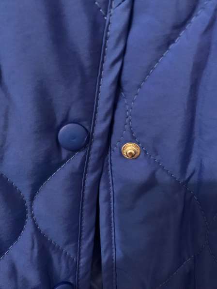 Синяя женская лёгкая стёганная куртка в Красноярске