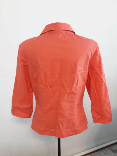 Женская рубашка цвета персик в фото 3