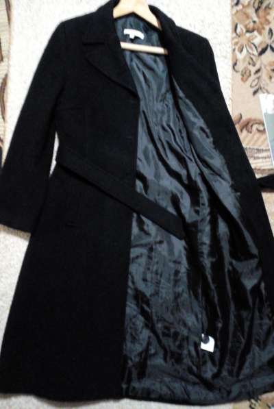 Стильное элегантное пальто черного цвета в составе шерсть в фото 4