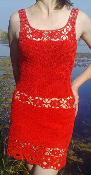 Вязаное красное летнее платье в фото 4