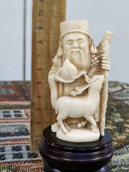 Символическая статуэтка Старец с оленёнком