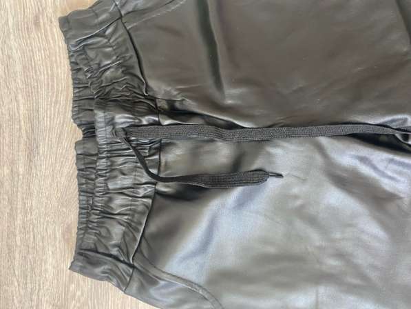 Женские кожаные штаны тонкие в Бийске