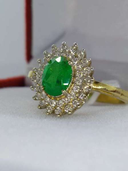 Золотое кольцо с бриллиантами и изумрудом в Крымске