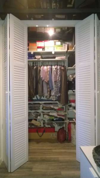 Шаттерсы, жалюзийные двери для гардеробных и шкафов в фото 17