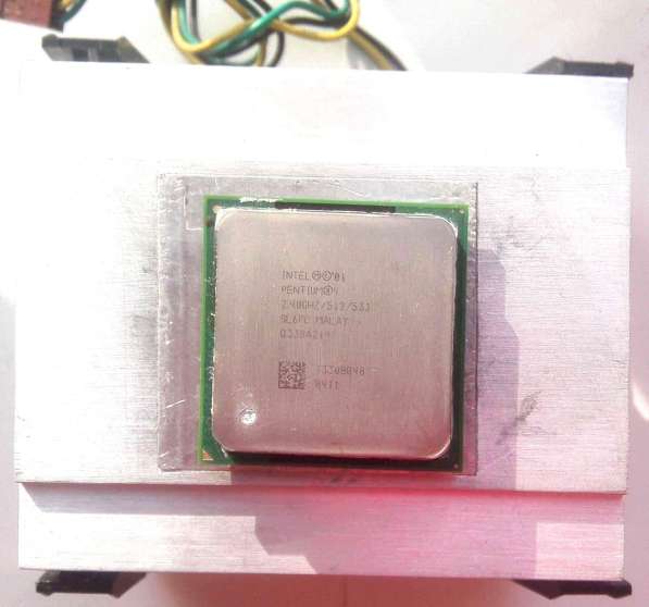 Intel Pentium 4 S478 2.4 GHz с кулером в Волгограде