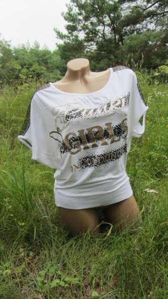 Белая женская футболка с надписями