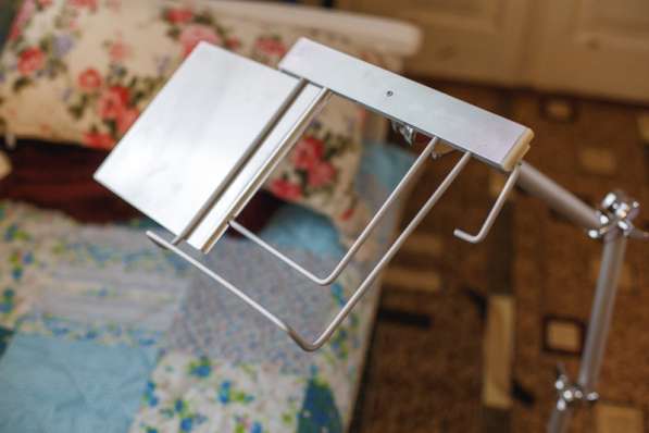 Прикроватная подставка для ноутбука laptop 360 stand в фото 4