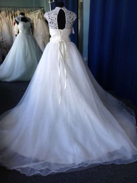 Пышное свадебное платье со шлейфом и маечкой