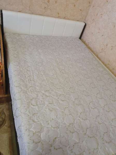 Кровать с подъемным механизмом без матраса 140×200