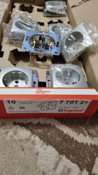 Розетка Legrand Valena с заземлением со шторками алюминий 77