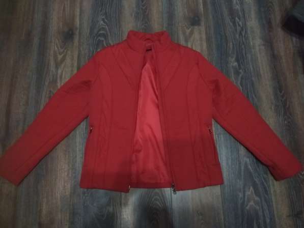 Куртка красная и черная в фото 3