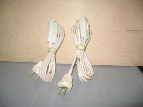 Два кабеля с вилкой и выключателем