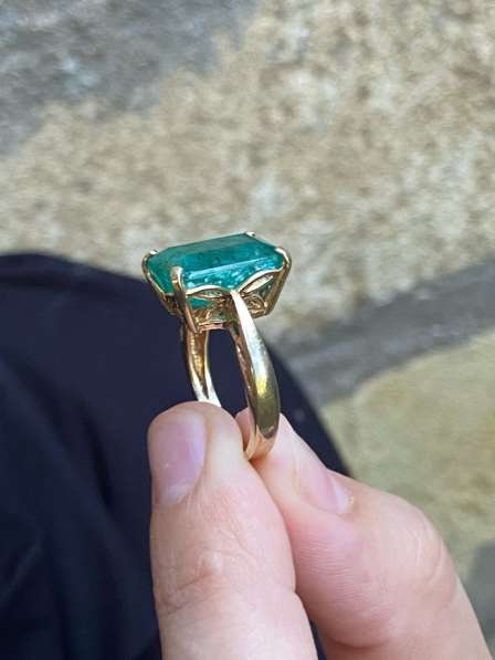 Золотое кольцо с натуральным изумрудом