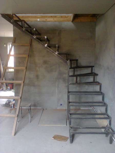 Лестница на металлическом каркасе арт013