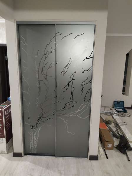 Пескоструйная обработка зеркал для шкафа-купе