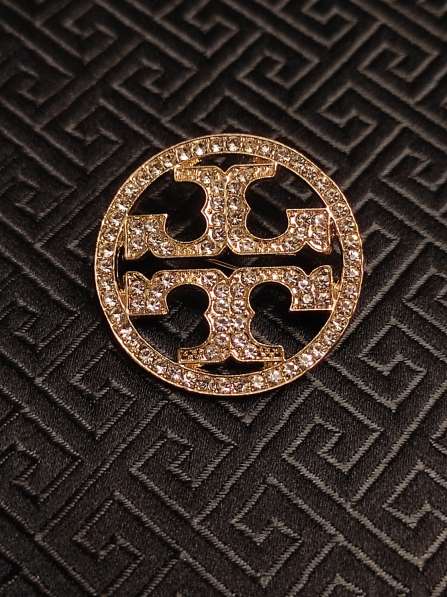 Брошь Tory Burch