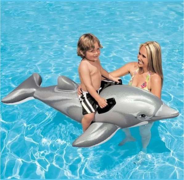 Надувной дельфин для плавания