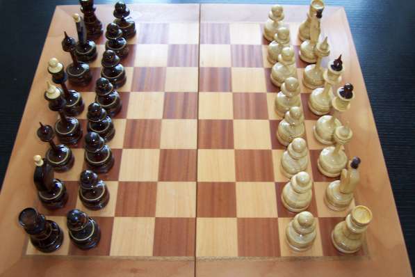 Шахматы, футляры из дерева в фото 3