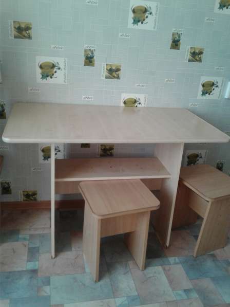 Продам кухонный стол с 4 стульями в хорошем состоянии