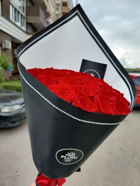 Букет роз в черном оформлении в Липецке фото 5
