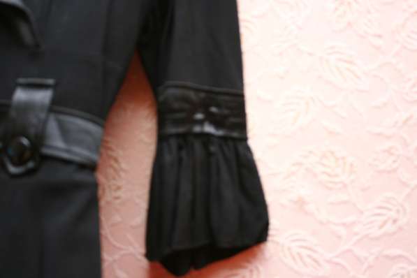 Черное офисное платье с поясом, атласные отвороты воротника в Кимре фото 3