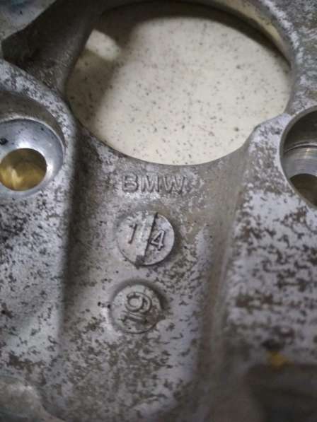 Кулак поворотный BMW 330i) в Москве